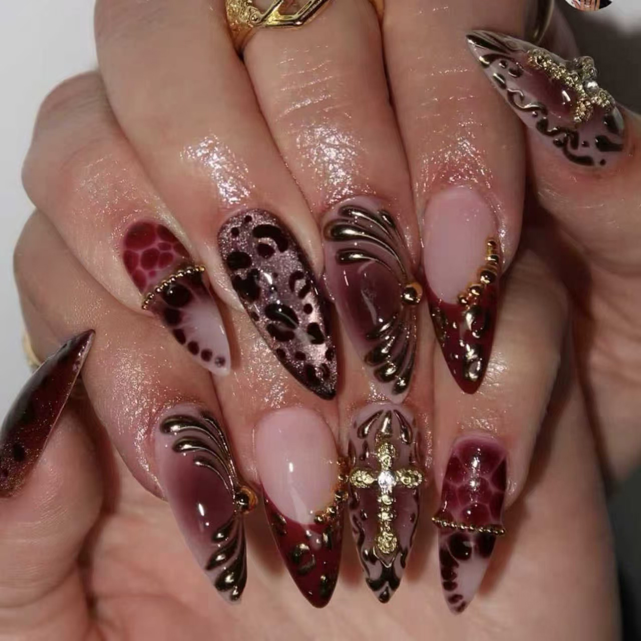 Nail Art Press On - أظافر صناعية متوسطة الحجم للنساء بلون